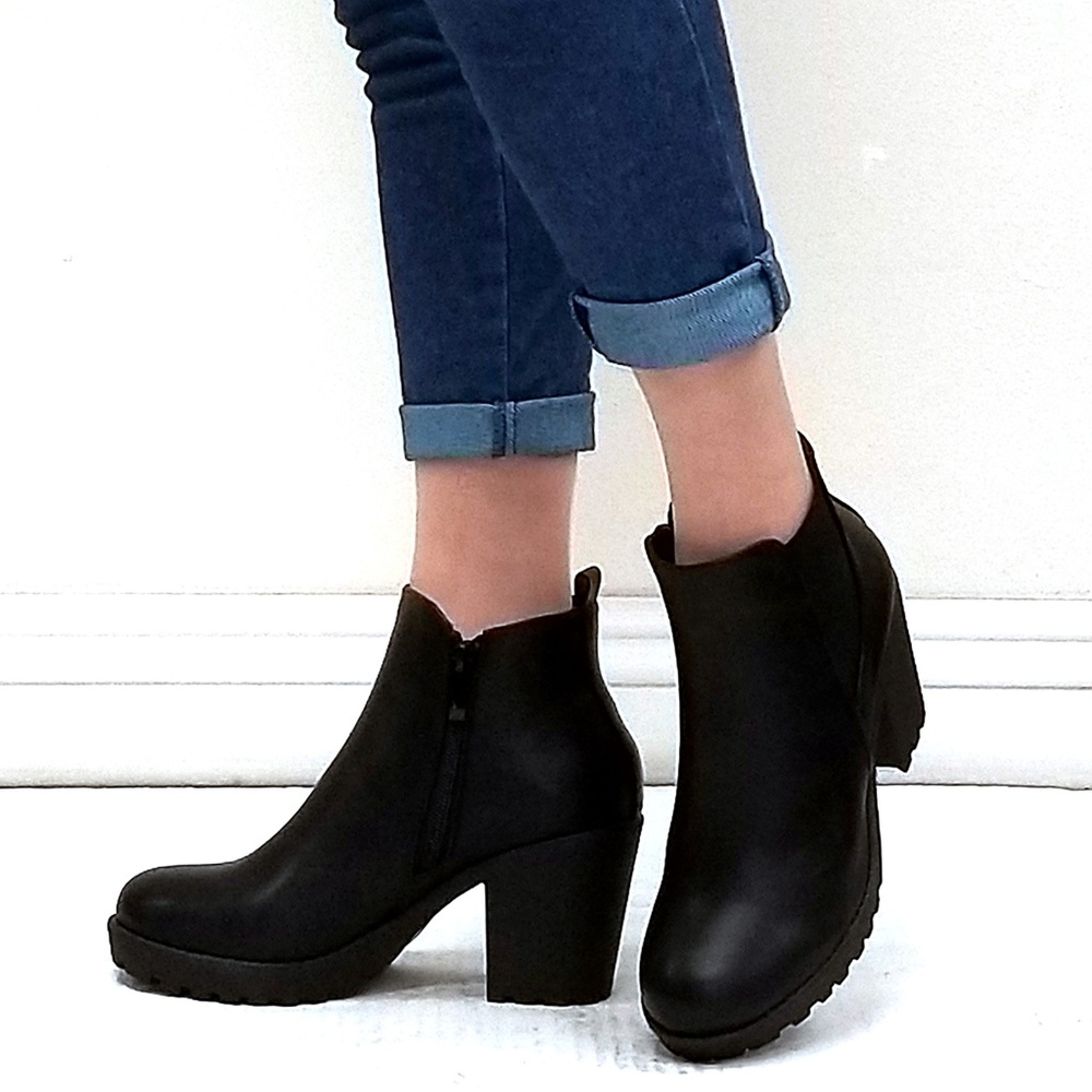 New Black Elastic Chelsea Lug Ankle Boots Booties - Picture 3 of 3